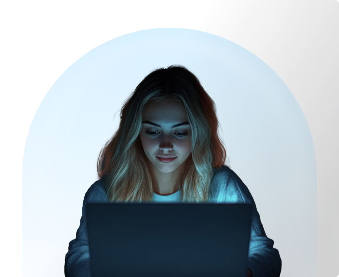 Een vrouw zit voor een laptop. Achter haar verschijnt Matrix-code en zij wordt beschermd door een doorzichtige bubbel.