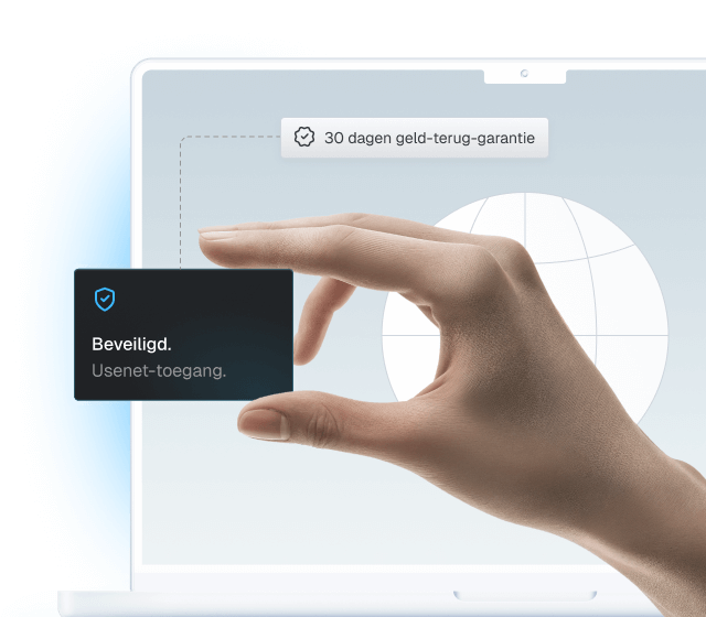 Een close-up van iemands hand die een doos vasthoudt met de tekst: “Beveiligd. Usenet-toegang.” Op de achtergrond staat een laptop met een draadmodel van een wereldbol en een zwevende box met de tekst: “30 dagen geld-terug-garantie.”